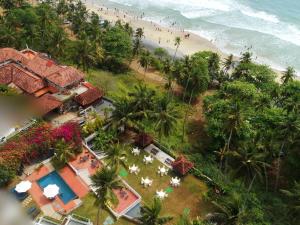 einen Luftblick auf einen Strand mit Palmen und ein Resort in der Unterkunft Getaway Beach Resort Kovalam in Kovalam
