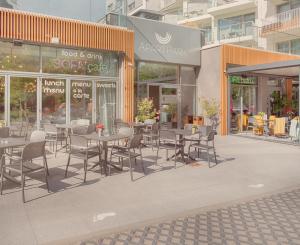 Restauracja lub miejsce do jedzenia w obiekcie Lividus Apart Park by Lev&Sons Apartments