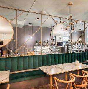 Restauracja lub miejsce do jedzenia w obiekcie Lividus Apart Park by Lev&Sons Apartments
