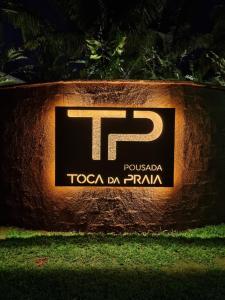 Um certificado, prêmio, placa ou outro documento exibido em Pousada Toca da Praia