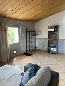sala de estar con sofá y cocina en Gite a la ferme avec jacuzzi et sauna, en Villefloure