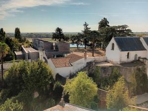 una vista aérea de un pueblo con una casa blanca en grand gîte terrasse vue Loire et château d'Ancenis, en Ancenis