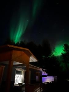 uma imagem da aurora no céu sobre uma casa em Blue Dream House em Rovaniemi