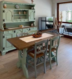 a kitchen with a wooden table with chairs and a tableablish at Belappart in Fiuggi