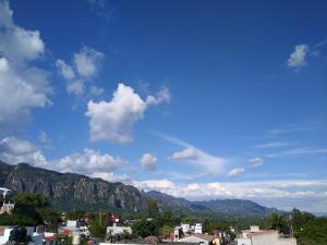 uitzicht op een stad met bergen op de achtergrond bij Hospedaje Anayauhcalli in Tepoztlán