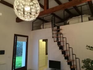 una lámpara de araña en una sala de estar con una escalera en Holiday home Bianco Convento en Lido de Venecia