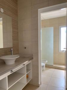 een badkamer met een wastafel en een toilet bij Amor de Finca in General Alvear