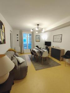 Televízia a/alebo spoločenská miestnosť v ubytovaní Grand appartement en RDC Vallée de Campan
