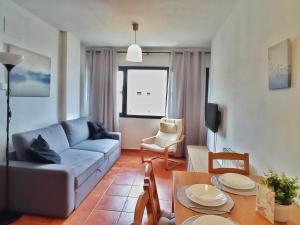 een woonkamer met een bank en een tafel bij Estudio venus in Sierra Nevada