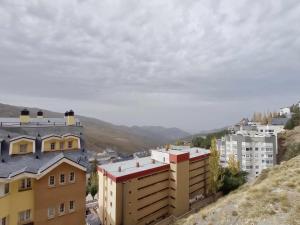 uitzicht op een stad met gebouwen en bergen bij Estudio venus in Sierra Nevada