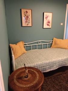 1 dormitorio con cama y mesa de madera en Village House Grevena en Grevena