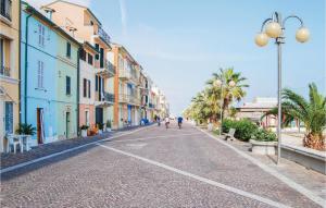 una calle adoquinada con edificios y palmeras en Beautiful Home In Porto Recanati With Wifi, en Porto Recanati