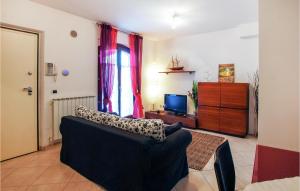 een woonkamer met een bank en een televisie bij Beautiful Home In Porto Recanati With Wifi in Porto Recanati