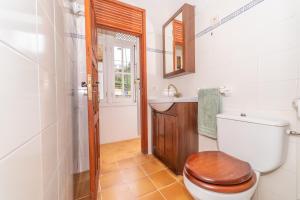 a bathroom with a toilet and a sink at Casa Buganvilla in Hermigua