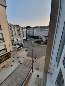 uma vista a partir de uma janela de uma rua com edifícios em MHC em Boiro