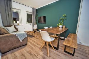 ein Wohnzimmer mit einem Tisch und einem Sofa in der Unterkunft HejU - Altbau meets Design - Parkplatz - Netflix in Lübeck
