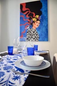 einen Esstisch mit einem blauen und weißen Tischtuch in der Unterkunft Apartman Favorita in Wien