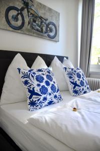 維也納的住宿－Apartman Favorita，一张带蓝色和白色枕头的床