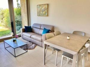 Masainas的住宿－Casa Barbara Sardinia，客厅配有沙发和桌子