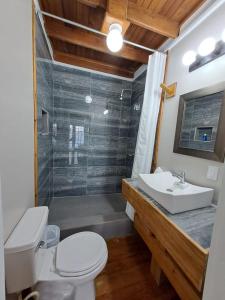 Bilik mandi di The Odyssey Resort Utila +37 gambar