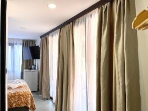 Giường trong phòng chung tại Mates Port Hotel