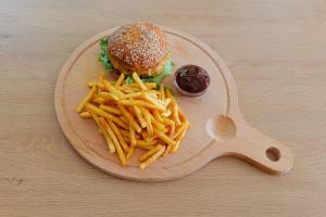 talerz jedzenia z hamburgerem i frytkami w obiekcie Penzion Harmony Javorník w mieście Čtyřkoly