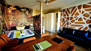 salon ze stołem, łóżkiem i kanapą w obiekcie Boutique Apartments Vienna - Premium 3 w Wiedniu