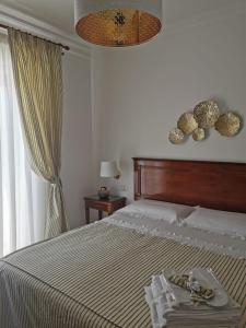 ein Schlafzimmer mit einem Bett und einem Tablett mit Handtüchern darauf in der Unterkunft B&B Le Torri in Santeramo in Colle