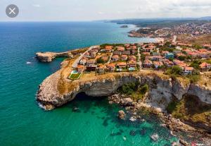 una isla en el océano con casas en un acantilado en Miletus Otel Şile, en Sile