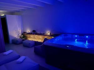 a blue room with a jacuzzi tub in a room at Agriturismo Valle Ca' del Lovo in Carlino