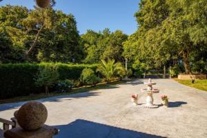 A garden outside Villacambote5