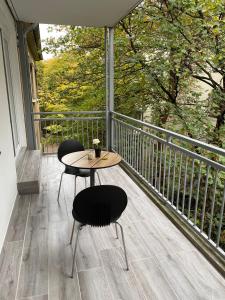 un balcón con 2 sillas y una mesa. en Central City Privatapartment Relax-Inn, Netflix & Sky TV!, en Hannover