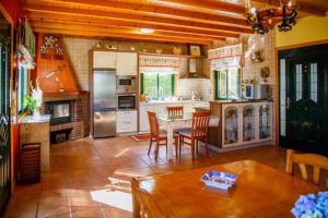 A kitchen or kitchenette at Villacambote5