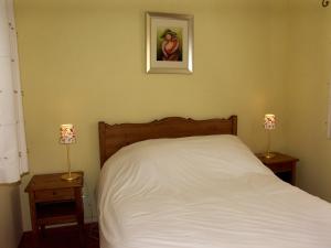 A bed or beds in a room at Les Terrasses De Castelmerle