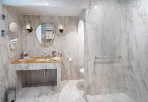 La salle de bains est pourvue d'une douche, d'un lavabo et d'un miroir. dans l'établissement La Magdeleine - Mathias Dandine, à Gémenos