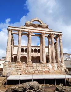a building with columns in front of a building at Apartamento Circo Romano- con vistas al Circo Petfriendly in Merida