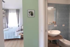 A bathroom at AnGiò holiday rooms