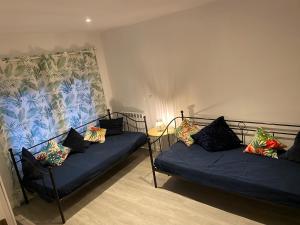 Cette chambre comprend 2 lits avec des oreillers. dans l'établissement Apartamento centro Santander B, à Santander