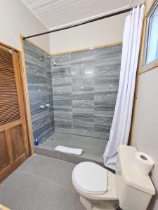 Ένα μπάνιο στο The Odyssey Resort Utila