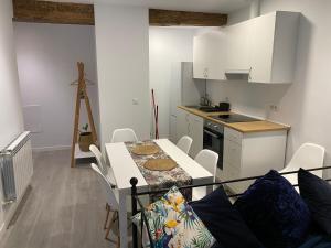 un salon avec une table et une cuisine dans l'établissement Apartamento centro Santander B, à Santander