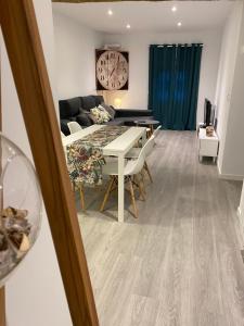 un salon avec une table et un canapé dans l'établissement Apartamento centro Santander B, à Santander