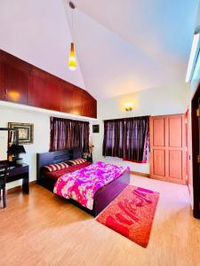 um quarto com uma cama e uma secretária num quarto em Lakshmi Illam Guesthouse for Families only em Kodaikanal