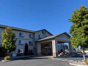 un bâtiment d'hôtel avec un kiosque dans l'établissement Quality Inn & Suites Sequim at Olympic National Park, à Sequim