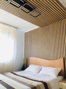 a bedroom with a large bed with a window at Imperium DK Apartament in Giurgiu