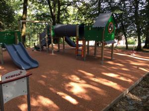 ein Spielplatz mit Rutsche in einem Park in der Unterkunft Résidence Les Hauts de Marquay in Marquay