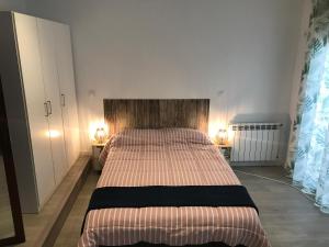 Cette chambre comprend un grand lit et 2 lampes. dans l'établissement Apartamento centro Santander B, à Santander