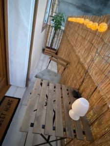 - un banc en bois et une chaise dans la chambre dans l'établissement Apartamento centro Santander B, à Santander 23 autres photos