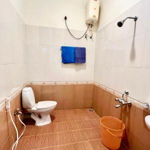 y baño con aseo y lavamanos. en Lakshmi Illam Guesthouse for Families only en Kodaikānāl