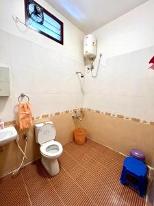 uma casa de banho com um WC e um lavatório em Lakshmi Illam Guesthouse for Families only em Kodaikanal