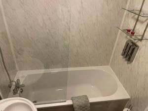 Stockton on the forestにある27 The Limes Room 1のバスルーム(白いバスタブ、トイレ付) +4枚の写真